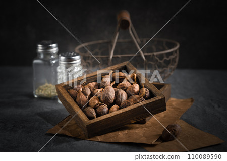 Spices in wooden box:Tsaoko Amomum Fruit Spices in wooden box:Tsaoko Amomum Fruit 110089590