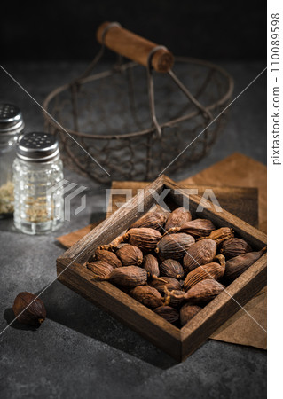 Spices in wooden box:Tsaoko Amomum Fruit 110089598