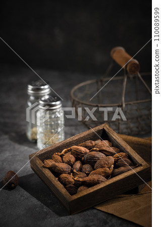 Spices in wooden box:Tsaoko Amomum Fruit 110089599