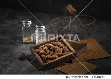 Spices in wooden box:Tsaoko Amomum Fruit 110089600