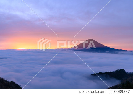 Mt. Fuji bathed in the light of the sun and a sea of clouds and spectacular views 110089887