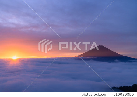 Mt. Fuji bathed in the light of the sun and a sea of clouds and spectacular views 110089890