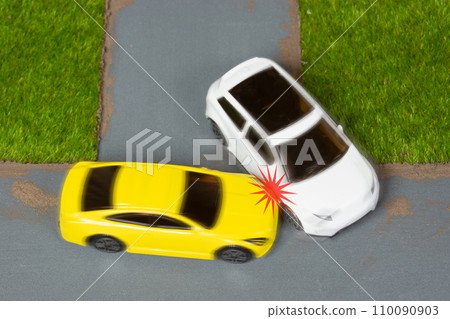 與暫時不停車的汽車相撞(動態及碰撞痕跡) 與暫時不停車的汽車相撞(動態及碰撞痕跡) 110090903