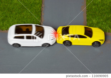 Rear-end accident at an intersection (with dynamic motion and collision mark) 110090905