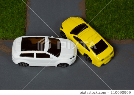 十字路口右轉車輛與直行車輛發生事故 十字路口右轉車輛與直行車輛發生事故 110090909