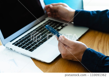 操作電腦和智慧型手機的人的手 操作電腦和智慧型手機的人的手 110091362