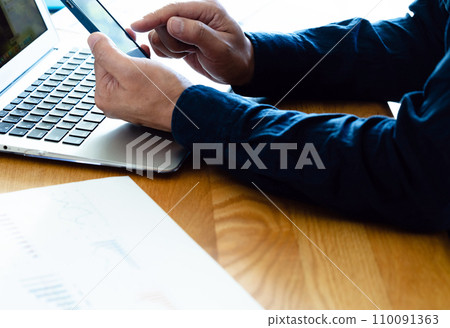操作電腦和智慧型手機的人的手 操作電腦和智慧型手機的人的手 110091363