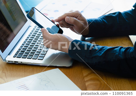 操作電腦和智慧型手機的人的手 操作電腦和智慧型手機的人的手 110091365