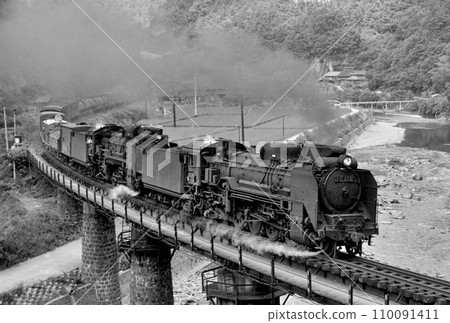 (Record of the Showa era) Steam locomotive D51 double: 1971, Hakubi Line, Nunohara, monochrome film 110091411