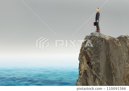 懸崖上的商人俯瞰大海人工智慧生成的圖像 懸崖上的商人俯瞰大海人工智慧生成的圖像 110091566