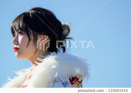 藍天下穿著長袖和服的新成年女性的“人工智慧生成圖像” 110091916