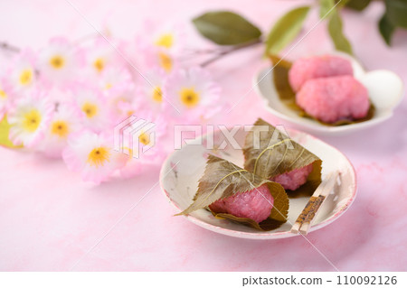 Sakuramochi, a traditional Japanese sweet with an elegant fragrance 110092126