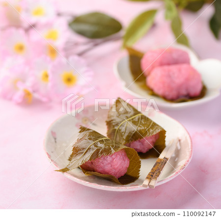 Sakuramochi, a traditional Japanese sweet with an elegant fragrance 110092147