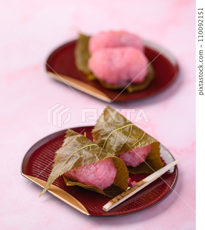 Sakuramochi, a traditional Japanese sweet with an elegant fragrance 110092151