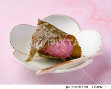 Sakuramochi, a traditional Japanese sweet with an elegant fragrance Sakuramochi, a traditional Japanese sweet with an elegant fragrance 110092152