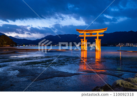 夜晚的大鳥居 宮島嚴島神社 廣島縣廿日市市 110092318