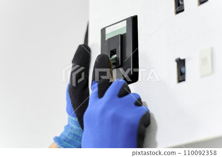 在操作斷路器的電工手邊 在操作斷路器的電工手邊 110092358