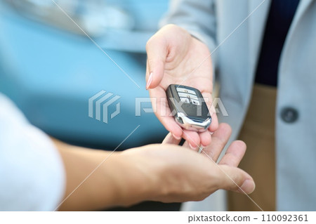 女人在外面交出車鑰匙 女人在外面交出車鑰匙 110092361