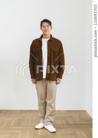 A man in his 30s looking at the camera 110093703