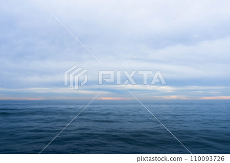 傍晚的地平線 傍晚的地平線 110093726