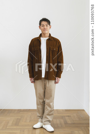 Man in his 30s looking at camera, whole body 110093768