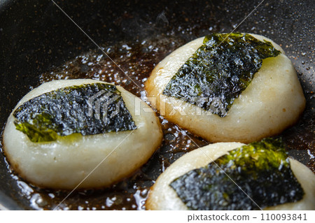 麻糬（圓形麻糬）的磯燒烹飪場景。剩餘的麻糬重製影像。 110093841