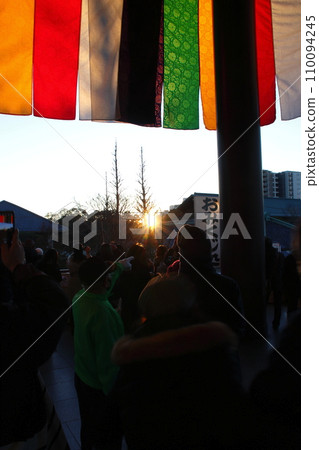 New Year's sunrise and crowds seen from the grounds of Nishiarai Daishi and Sojiji Temple / 2021 110094245