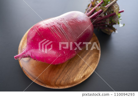 Red curly radish on a colander Red curly radish on a colander 110094293