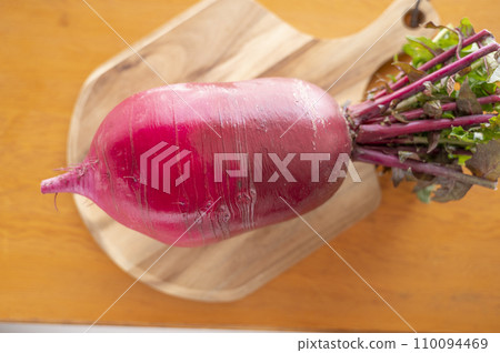 切板上的紅捲蘿蔔 切板上的紅捲蘿蔔 110094469