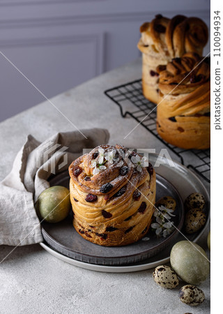 Easter cake cruffin with raisins and crunberry Easter cake cruffin with raisins and crunberry 110094934