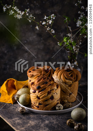 Easter cake cruffin with raisins and crunberry Easter cake cruffin with raisins and crunberry 110094948