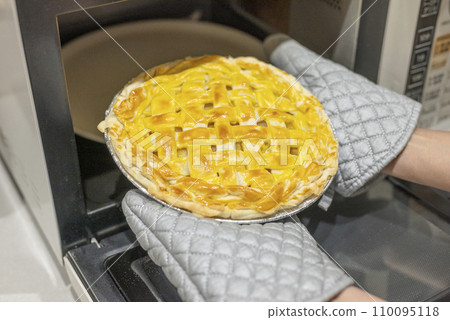 Baked homemade apple pie 110095118