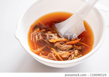 將牡蠣調味飯放入碗中 110096520