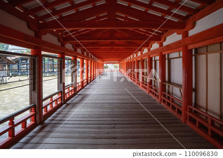 退潮時的宮島嚴島神社 廣島縣二十日市市 110096830
