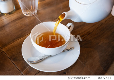 伯爵茶倒入茶壺中 110097645