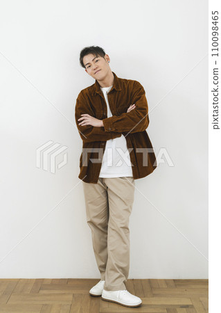 A man in his 30s looking at the camera with his arms folded, full body A man in his 30s looking at the camera with his arms folded, full body 110098465