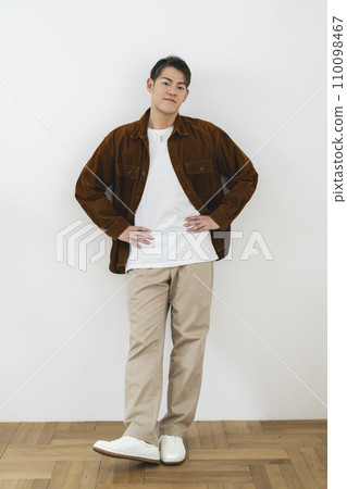 Man in his 30s looking at camera, whole body 110098467