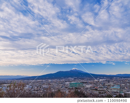 (Shizuoka Prefecture) The cityscape of the eastern part of the prefecture and Mt. Fuji seen from Honjoyama Park in Shimizu Town 110098498