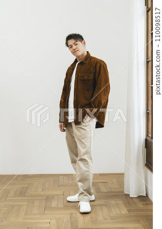 Man in his 30s looking at camera, whole body 110098517