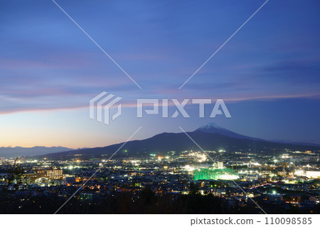 (Shizuoka Prefecture) The cityscape of the eastern part of the prefecture and Mt. Fuji seen from Honjoyama Park in Shimizu Town 110098585