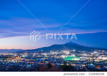 (Shizuoka Prefecture) The cityscape of the eastern part of the prefecture and Mt. Fuji seen from Honjoyama Park in Shimizu Town 110098586