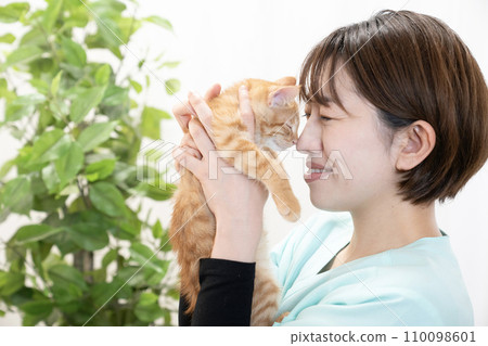 女人親吻貓的鼻子 女人親吻貓的鼻子 110098601