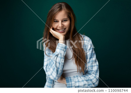 Attractive woman with naturally long brown hair 110098744