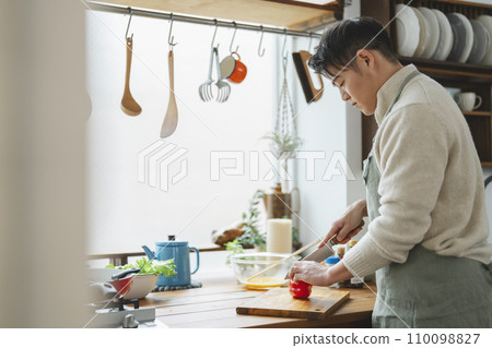 一名30多歲的男子在廚房做飯 110098827