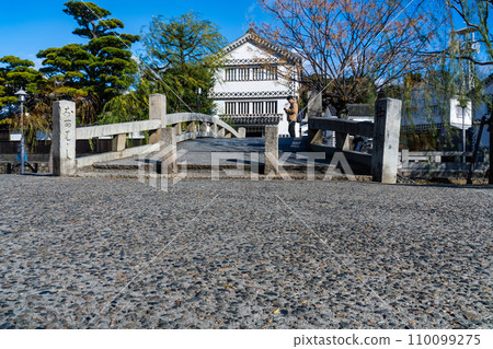 【重要傳統建築群保存地區】岡山縣倉敷市倉敷美觀地區、初冬陽光明媚的中橋、倉敷考古博物館5 110099275