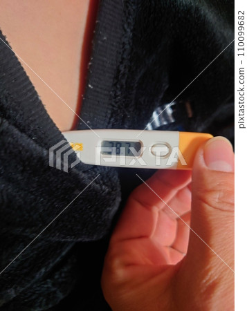 女人手拿著溫度計,測量孩子的體溫 女人手拿著溫度計,測量孩子的體溫 110099682