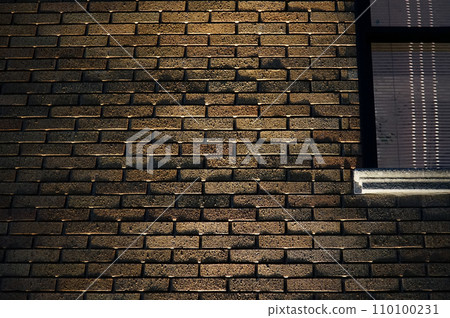 燈光照亮舊磚牆 110100231