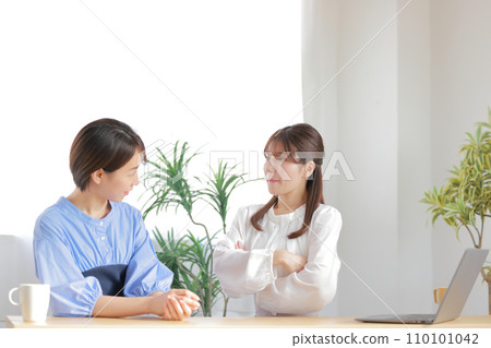 1on1_An angry female manager with folded arms_Office casual_1 1on1_An angry female manager with folded arms_Office casual_1 110101042