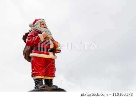 Santa Claus figurine overlooking the sky 110103178