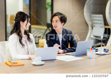 在共享辦公空間工作的商務人士攝影合作:WEEK Shiba Daimon(Sun Frontier Real Estate) 在共享辦公空間工作的商務人士攝影合作:WEEK Shiba Daimon(Sun Frontier Real Estate) 110103507